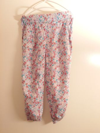 Leichte Hose Blumenmuster, Grösse 104