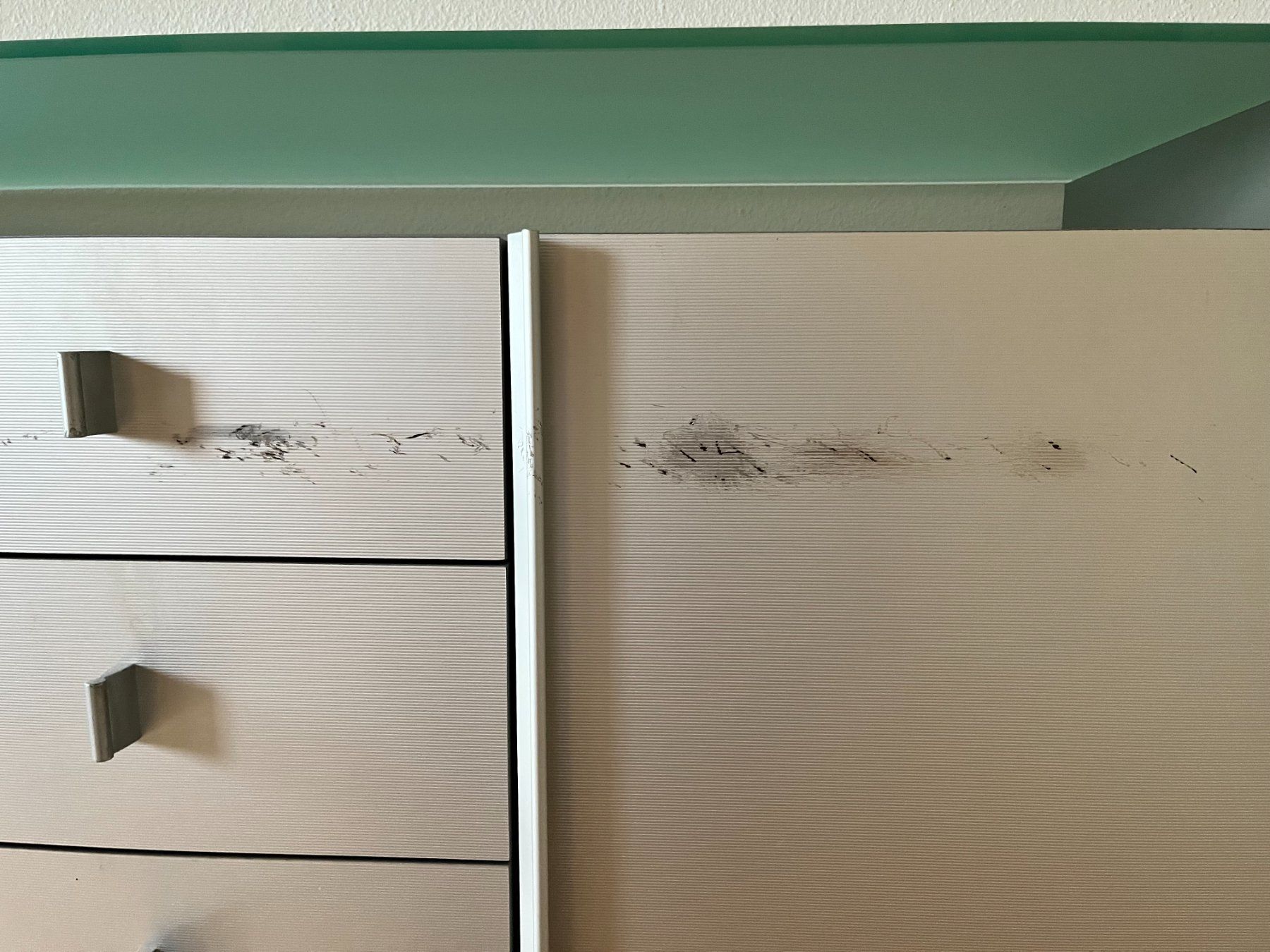 Cassettiere: Kommode mit Glasplatte, 4 Schulden, 2 Türen, Farbe Silber... – Usato da Hinterkappelen venduto da rum_y52q 5