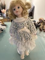 Antike Porzellanpuppe mit blauem Kleid, Sammlerstück!