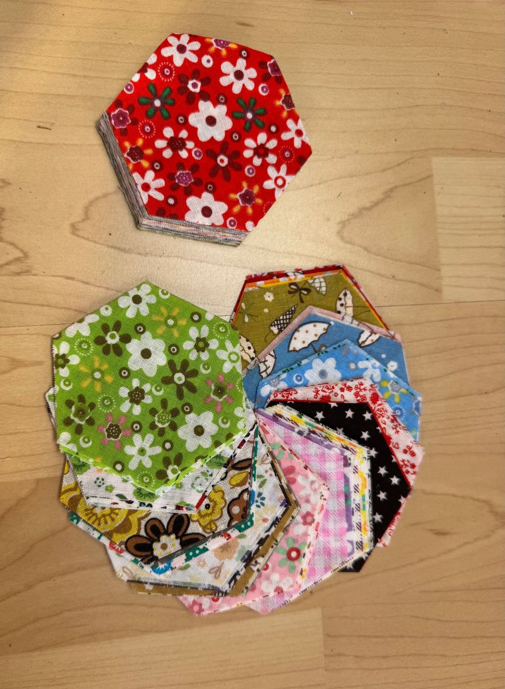 Tessuti: 100 x patches Patchwork Stoffe  Hexagon top Angebot    4/8cm – Nuovo e nell'imballaggio originale da Leuggern venduto da unico10 1