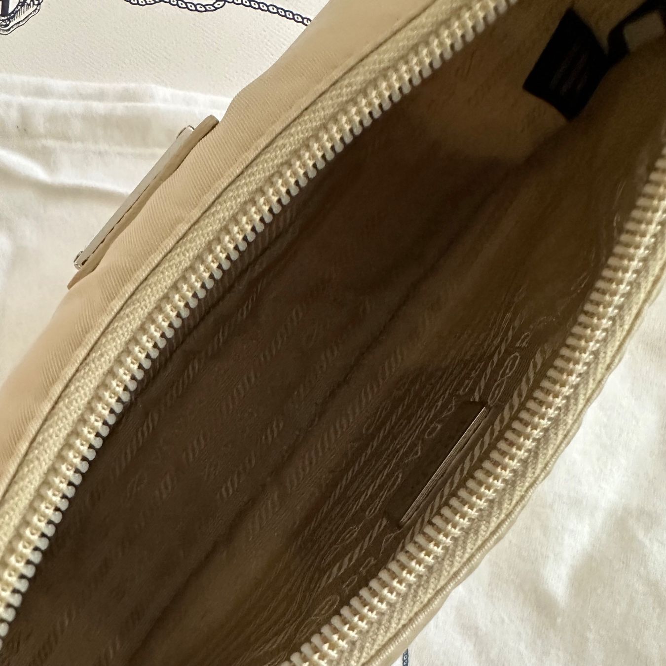 Prada Sacs femmes: Prada Re-Edition 2000 Beige – Neuf (Voir description) à Zürich par Nomase10. 2
