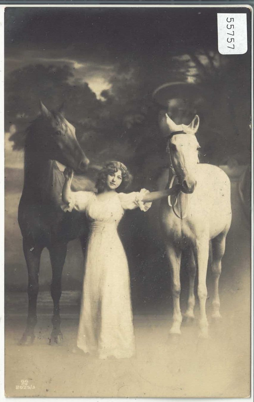 Cartes postales: Frau in weiss mit zwei Pferde – D'occasion à Ettingen par Kartenplanet