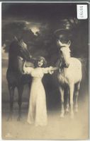 Frau in weiss mit zwei Pferde