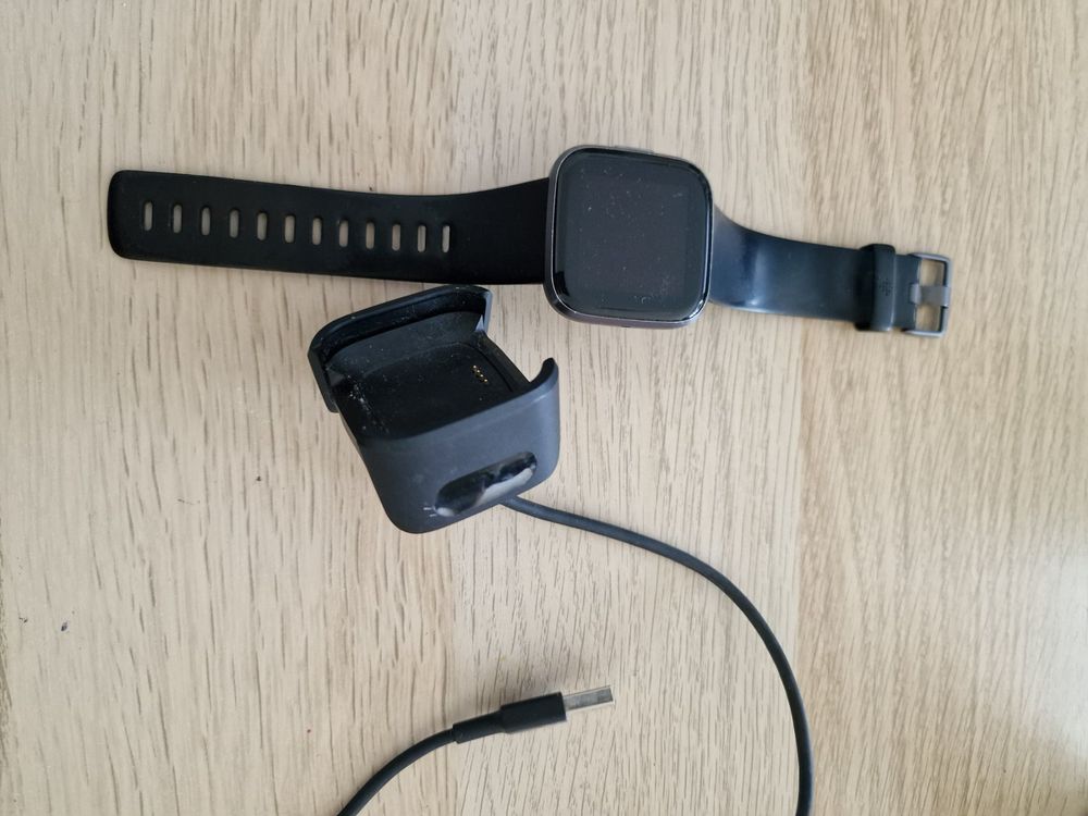 Ladegerät Dock Für Fitbit Versa 2 – Mit 10 Armband-Haltern, 100 Cm Kabel | Inkl. Spannungsregler, Nur Für Versa 2