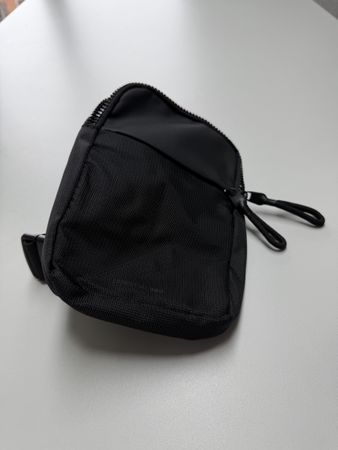 Essential Bag Sling Bag 1.5 Liter schwarz neuwertig