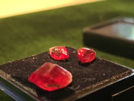 rhodonite crystal 2 taillés plus 1 brut  super rare