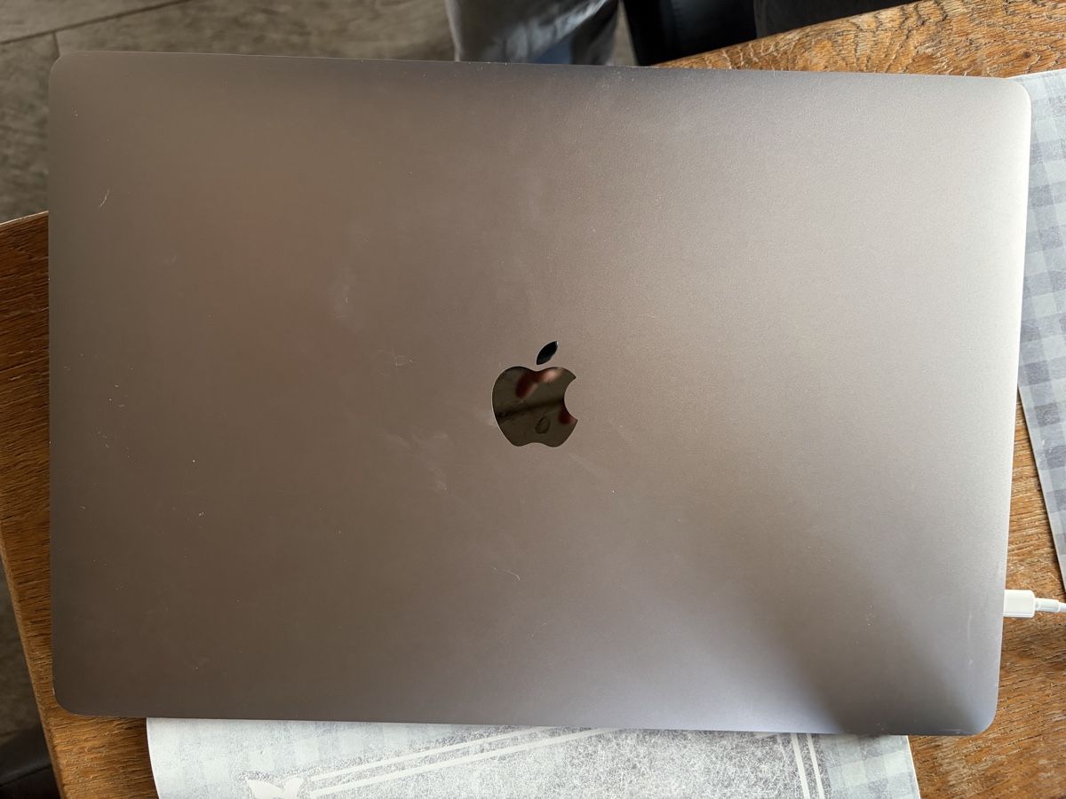 Apple Notebook: MacBook Pro 15 inch – Usato da Wiler b. Seedorf venduto da Suenneli1980