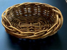 Katzenkörbchen (oval, geflochten) f/Puppenstuben. NP 11.50.