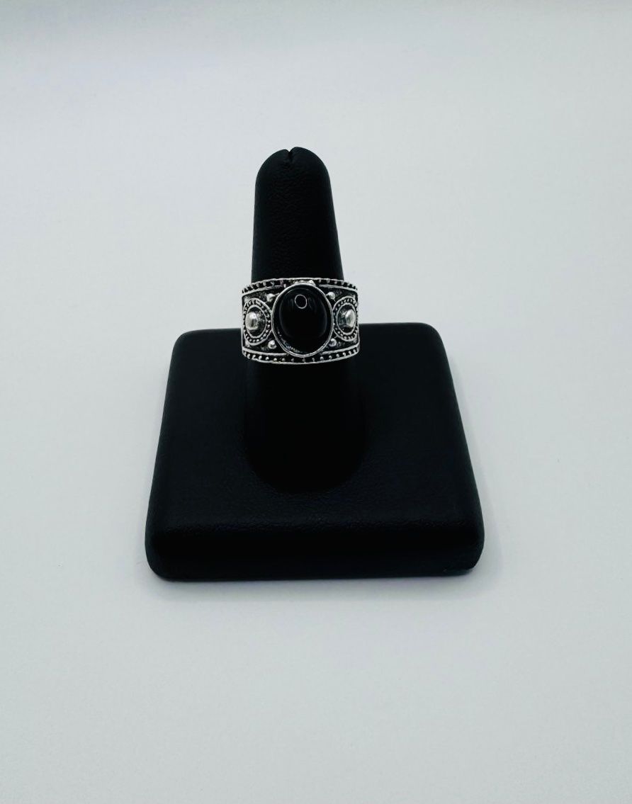 Anelli: Silbern farbiger Ring mit schwarzem Stein / Grösse: 54 – Nuovo e nell'imballaggio originale da Frutigen venduto da glanzvolles.leben