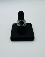 Silbern farbiger Ring mit schwarzem Stein / Grösse: 54