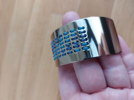 Joli bracelet rigide doré avec fils bleus