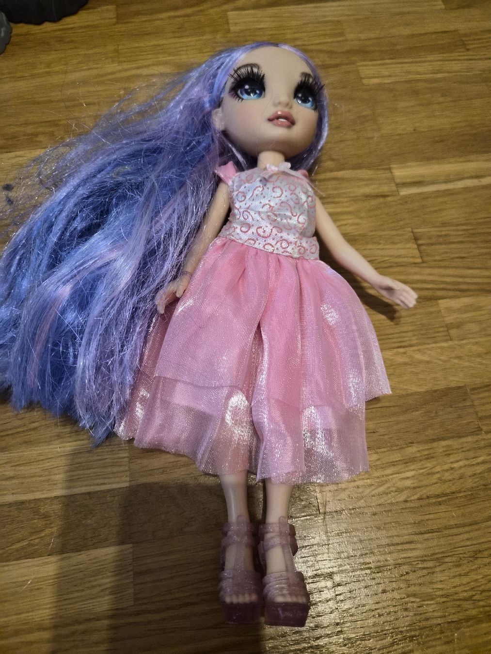 Bambole: Bambola con capelli viola, vestito rosa e scarpe – Usato da Reinach BL venduto da Glitterlol