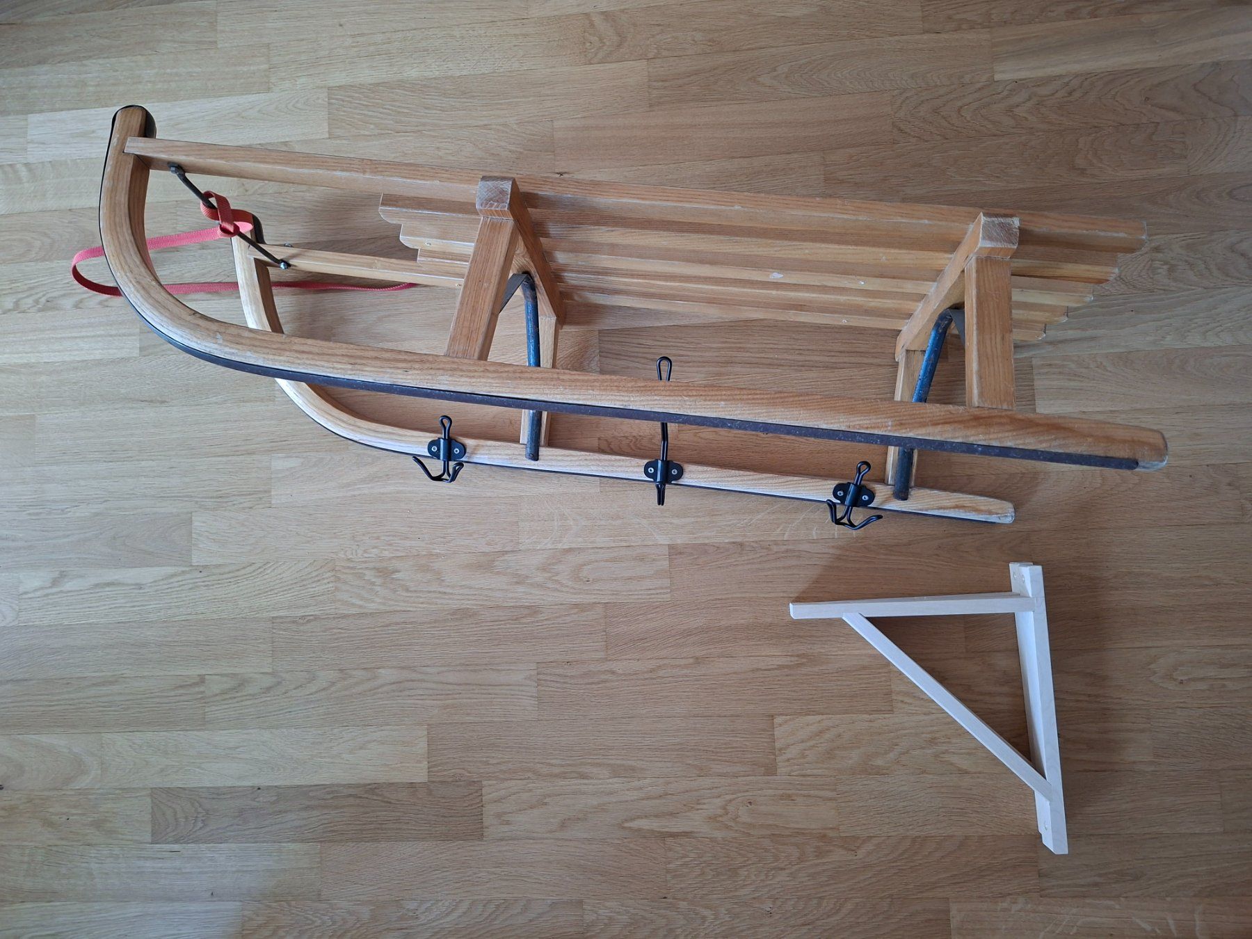 Garderobe: Gardarobe - Schlitten – Gebraucht aus Luzern von nse_62lh