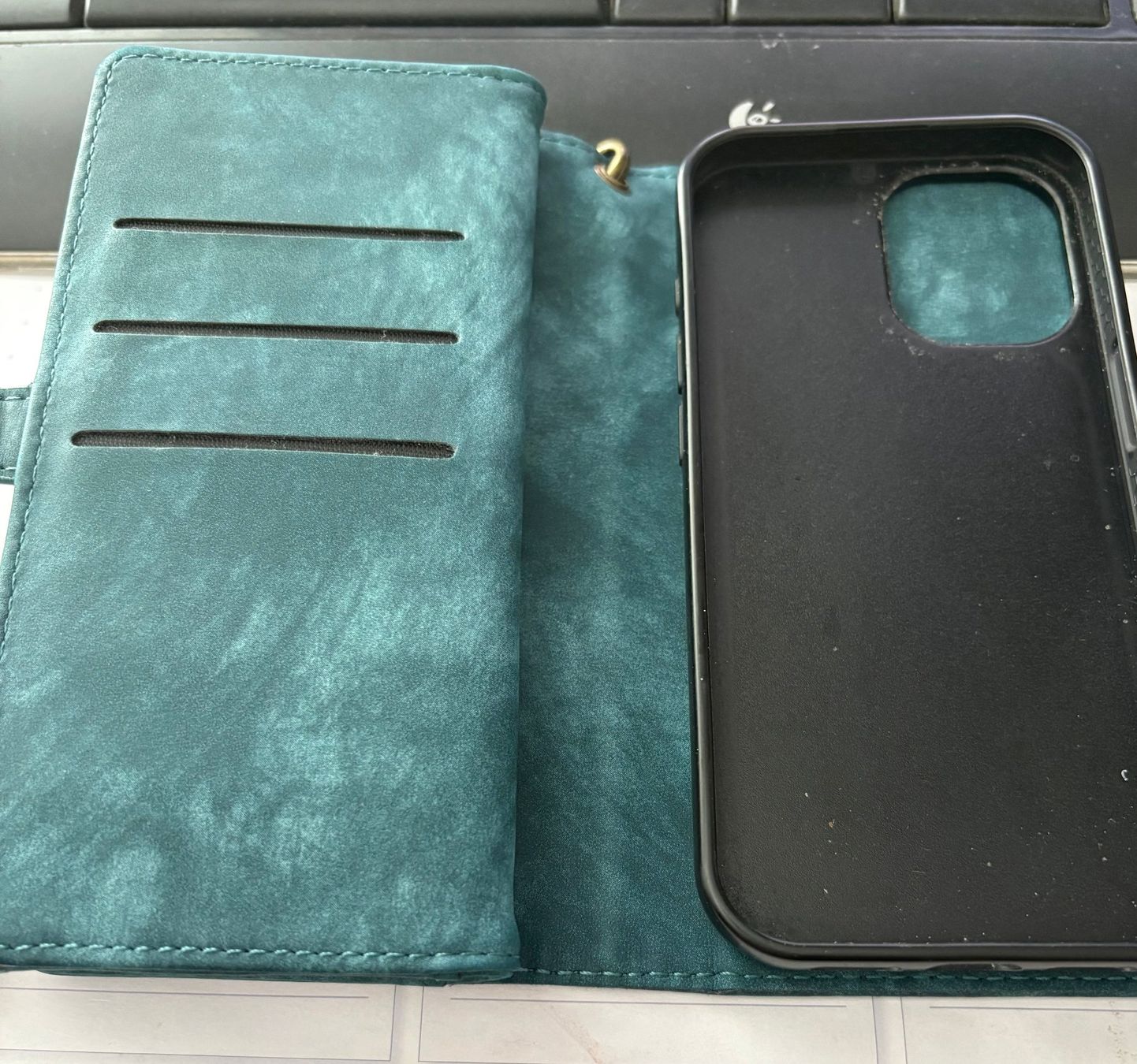 Apple Telefoni cellulari / Smartphones: Apple iPhone 16 petrol mit spezieller Hülle – Usato da Niederweningen venduto da Eelisabeth 6