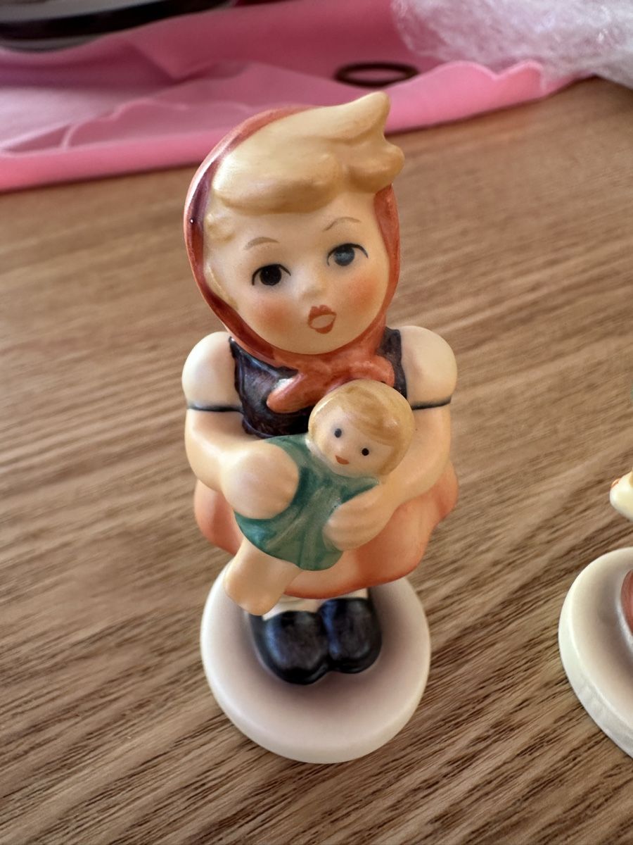 Hummel Statuette: Zwei kleine Hummel Figuren – Usato da Herbriggen venduto da Sehrazade 2