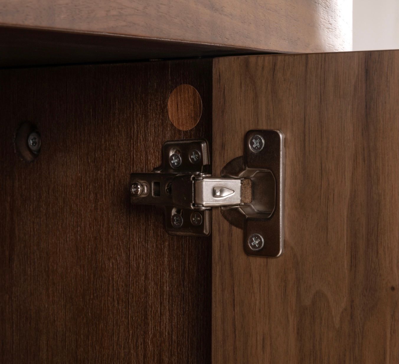 Armadi: RICHMOND INTERIORS** Display cabinet Windsor walnut – Nuovo e nell'imballaggio originale da Ruswil venduto da Miami-2026 5