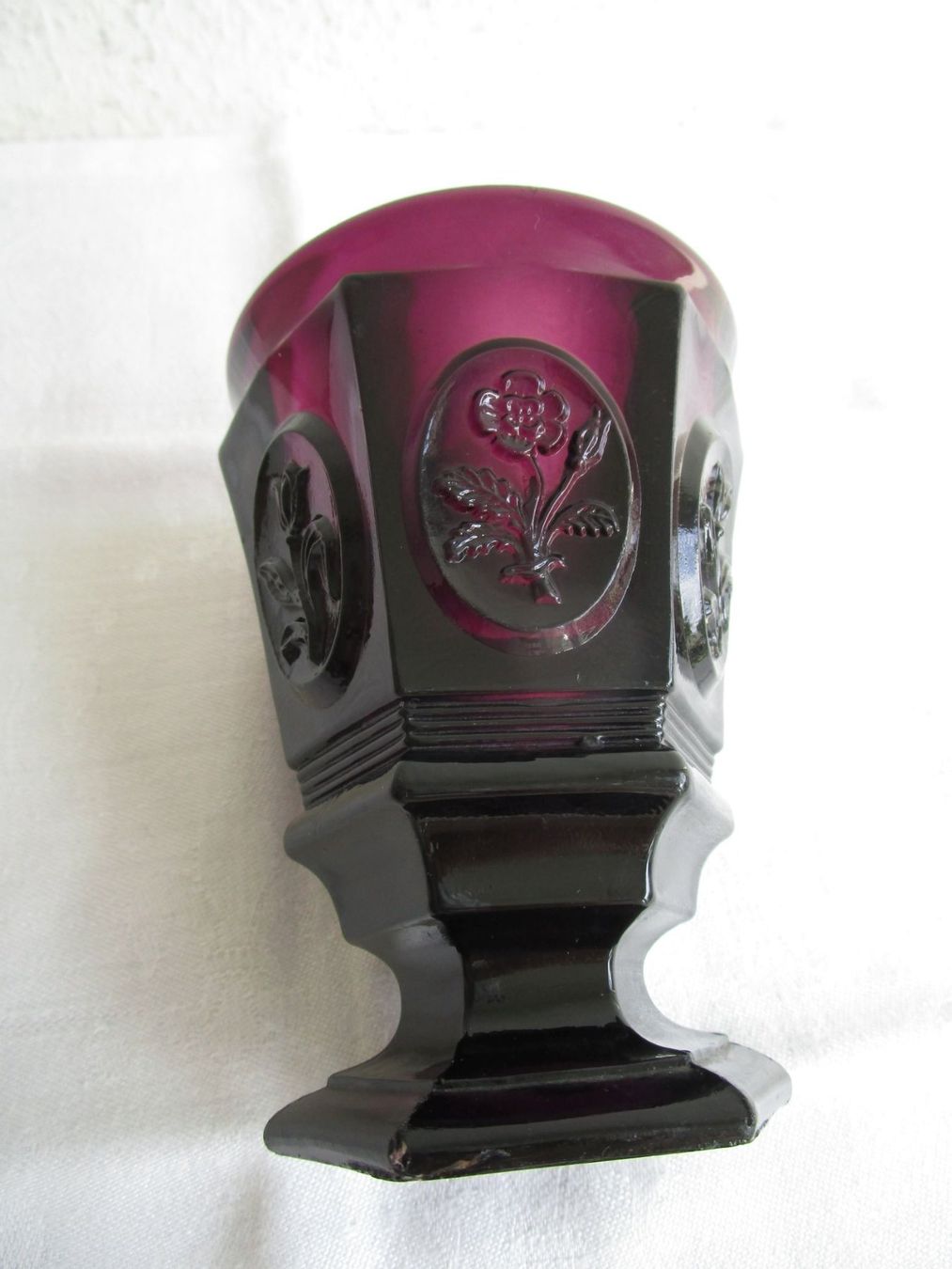 Bicchieri: Rubinroter Pressglas Becher mit Fuss, Reliefmuster – Usato da Binningen venduto da Oldfashion 3