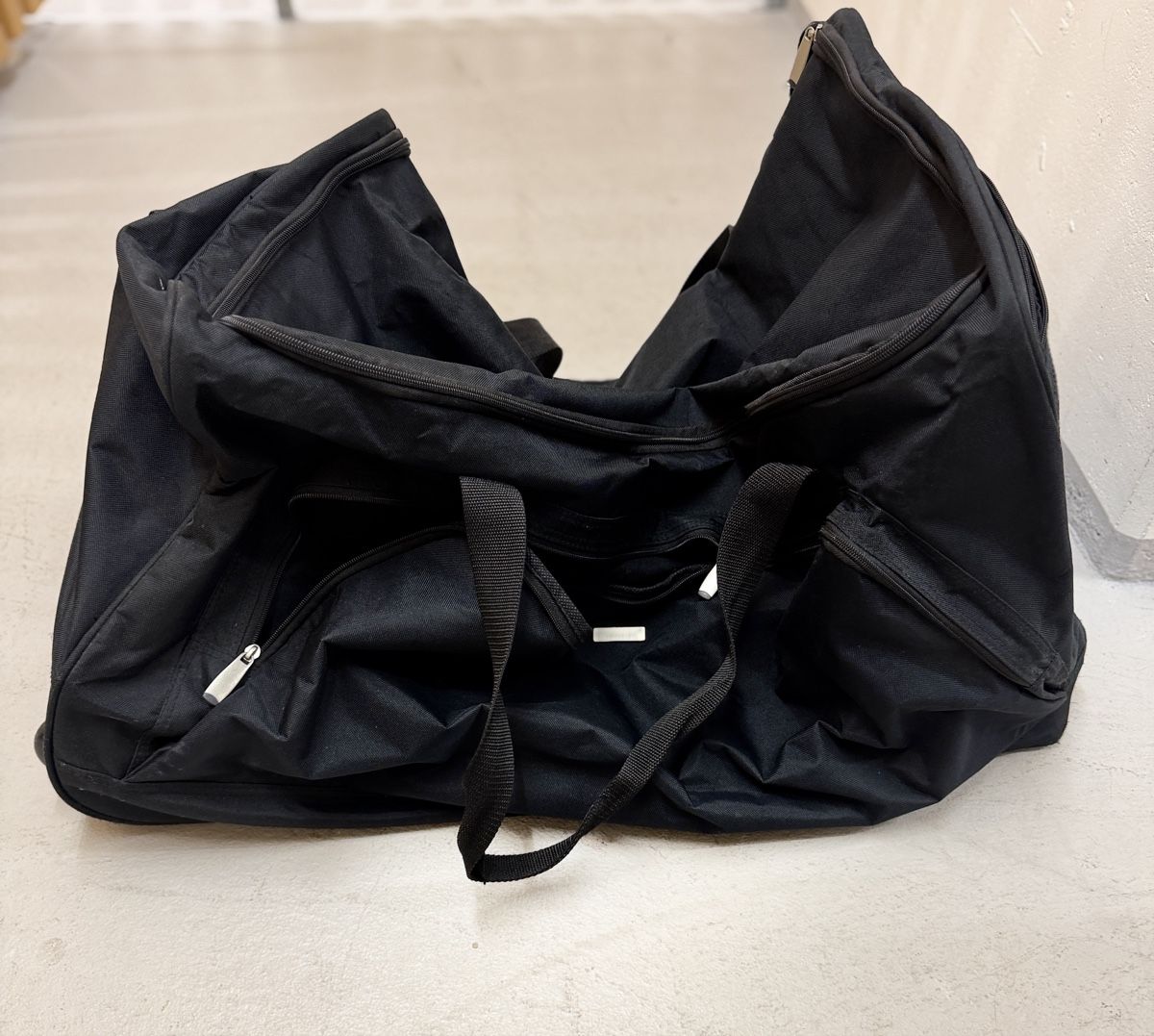 Borse: Schwarze Reisetasche mit Rollen – Usato da Muri AG venduto da bet_6sbg
