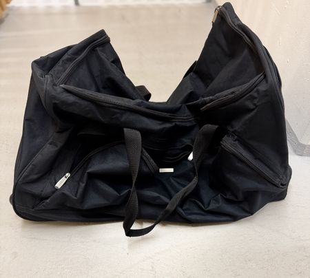 Schwarze Reisetasche mit Rollen
