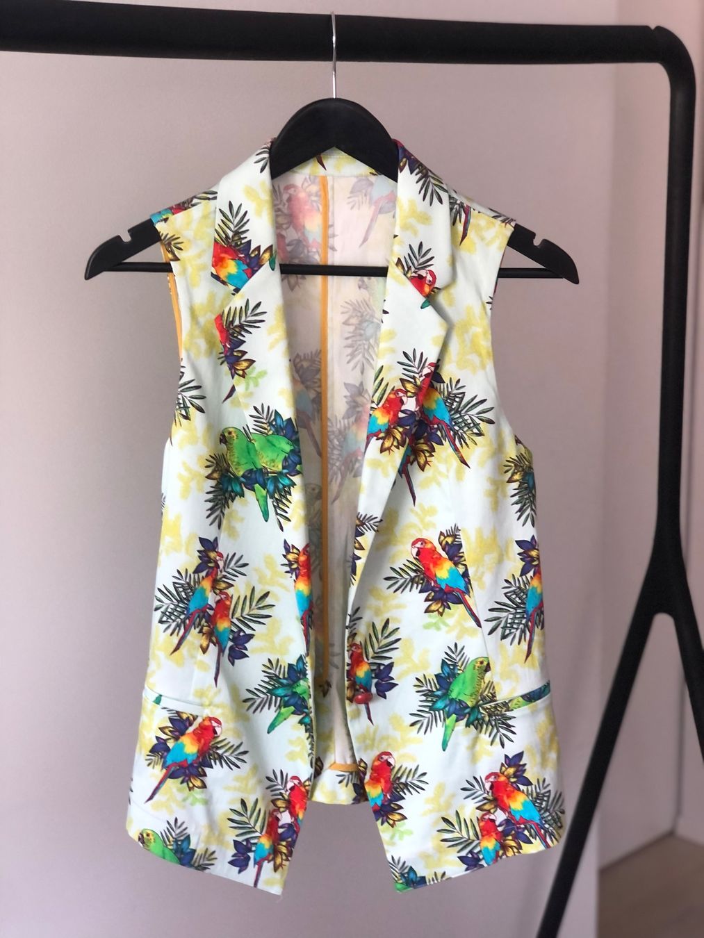 Gilet & Giacche senza maniche: Damen Weste mit Parrot-Muster – Usato da Unterägeri venduto da Lerchemeerenge