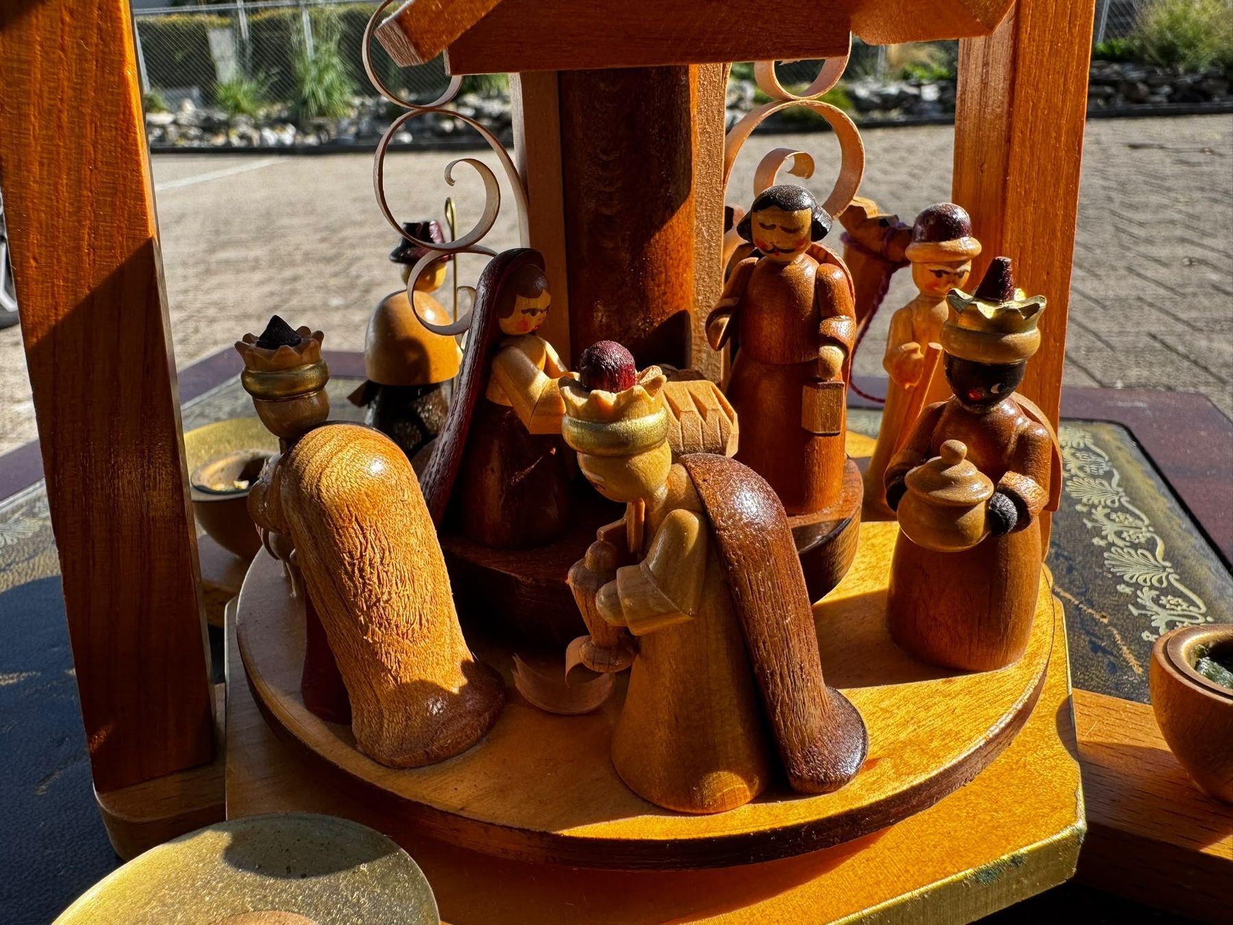 Toutes les décorations: Weihnachtspyramide mit Krippe – D'occasion à Egg b. Zürich par Brocki_Insel_Egg 1