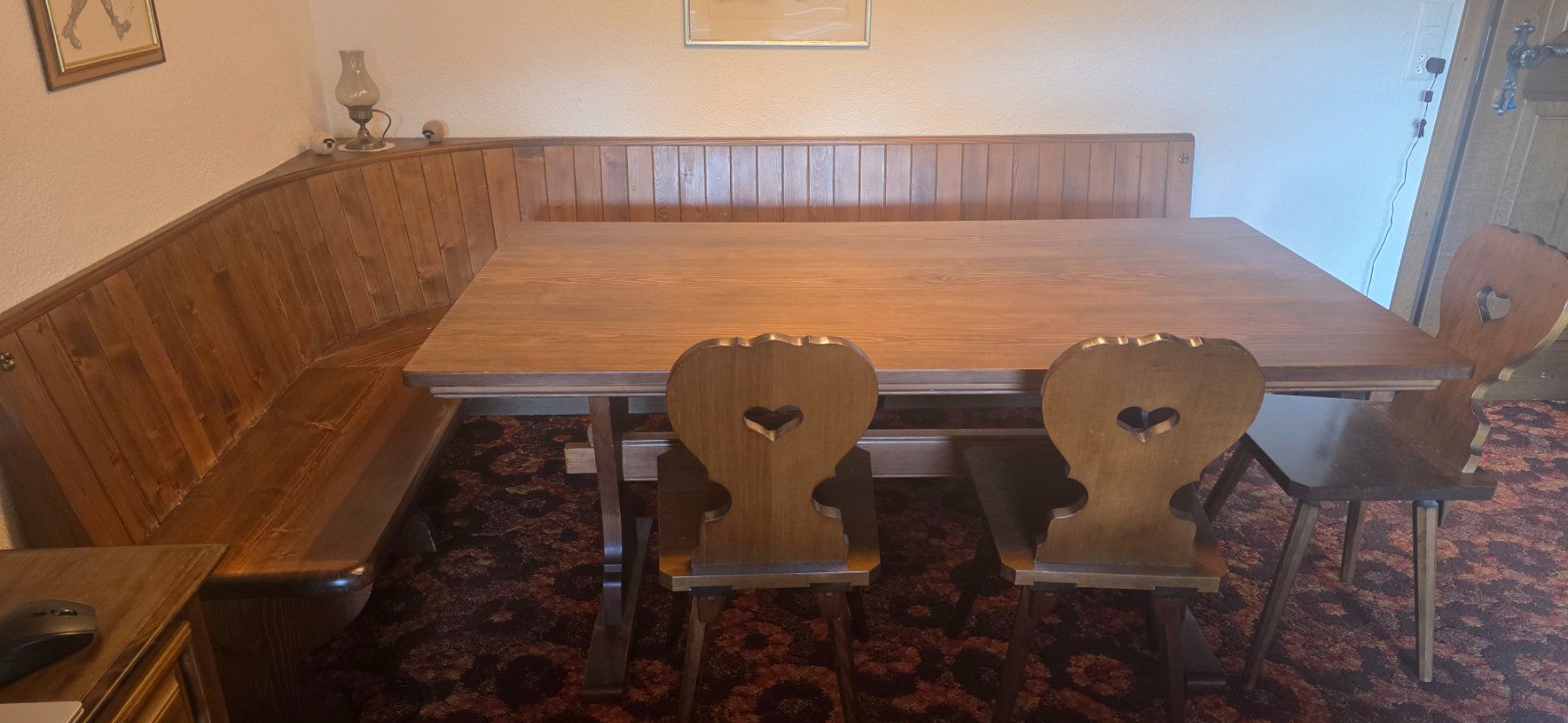 Bänke: Echtes Holz Eckbank Set mit 6 Stühlen, mit Tisch – Gebraucht aus Besenbüren von Zobicom 1