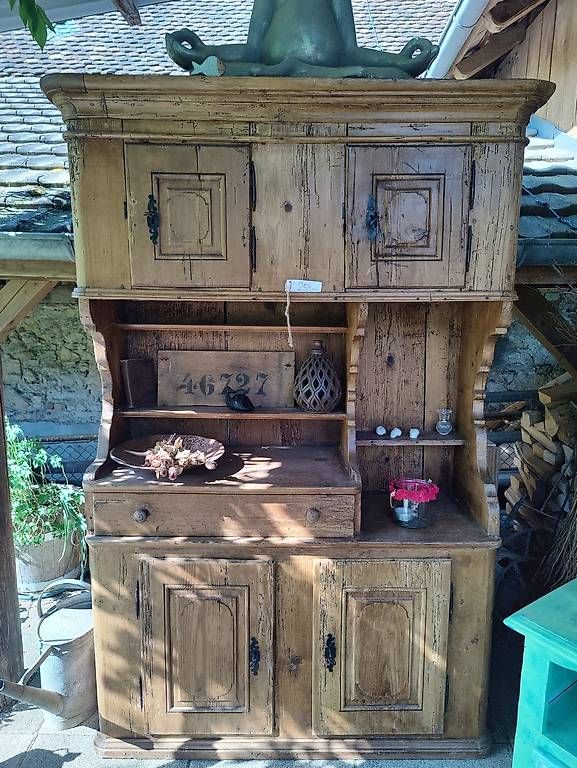 Büffets: Wunderschönes altes Tannenholzbuffet – Gebraucht aus Basel von Metallier
