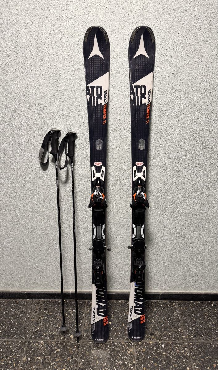 Atomic Skis: Ski Atomic Nomad Temper TI + Stöcke Leki Carbon 120cm – Gebraucht aus Oberengstringen von e-wun