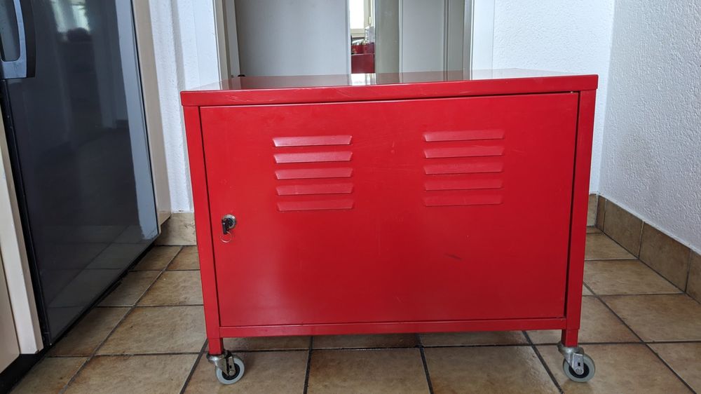 Red metal with wheels and lock (IKEA) Kaufen auf Ricardo