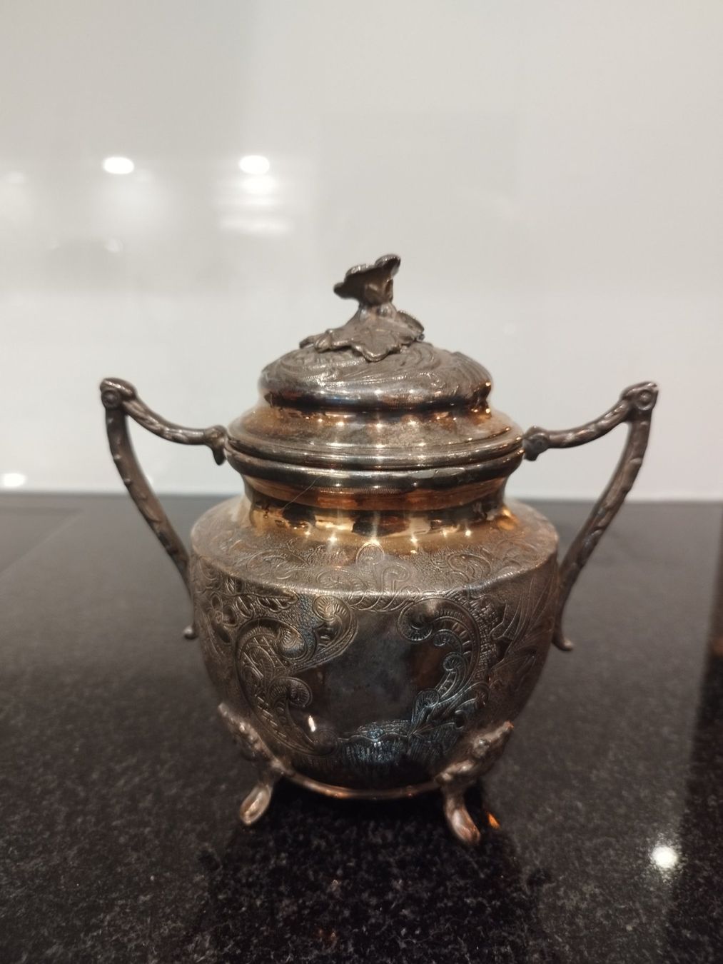 Set di piatti: Teeservice Set 3-teilig versilbert mit Gravur – Usato da Zweidlen venduto da Oeverlord 2