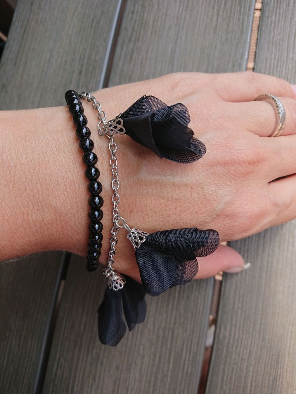 Bracciali & Braccialetti: Bracelet perles noires & fleurs tissues – Nuovo (secondo la descrizione) da Agiez venduto da chouchanelle