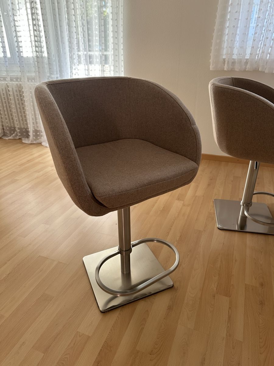 Tabourets: Barhocker mit Fussring grau 2 Stk, beige – D'occasion à Zug par S6403 9