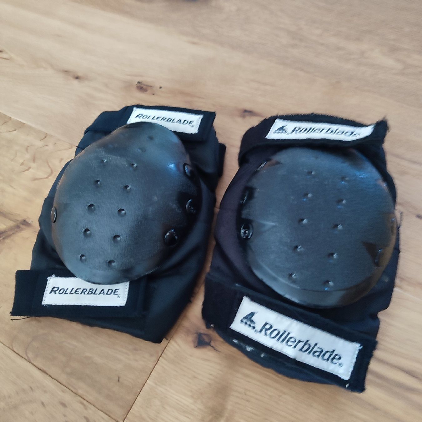 Protezioni & Imbottiture: Schutzausrüstung Rollerblade Knie-/Ellbogenschoner Set – Usato da Wangen SZ venduto da mystorage 1