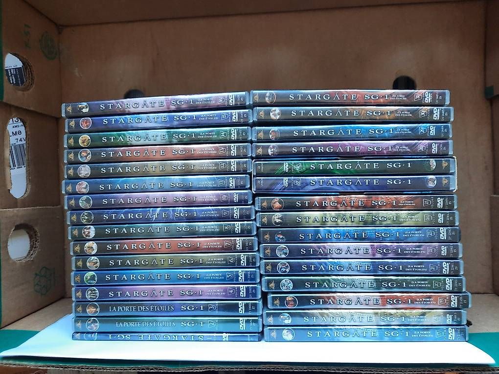 Tutti i DVDs: Sargate SG 1  volume 1 à 31 – Usato da Montreux venduto da princessemalabar