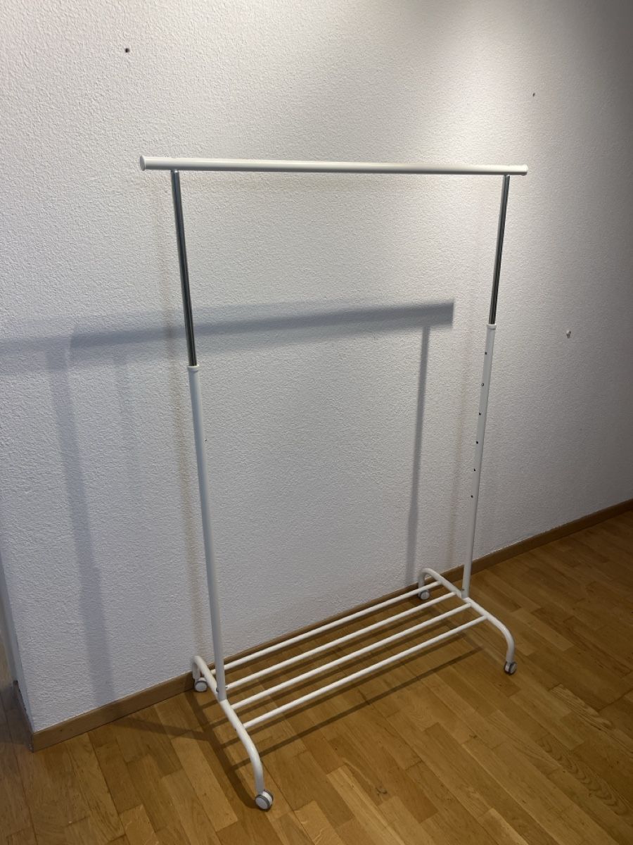Ikea Guardaroba: IKEA White garment rack on wheels – Usato da Zürich venduto da dam_t7hk