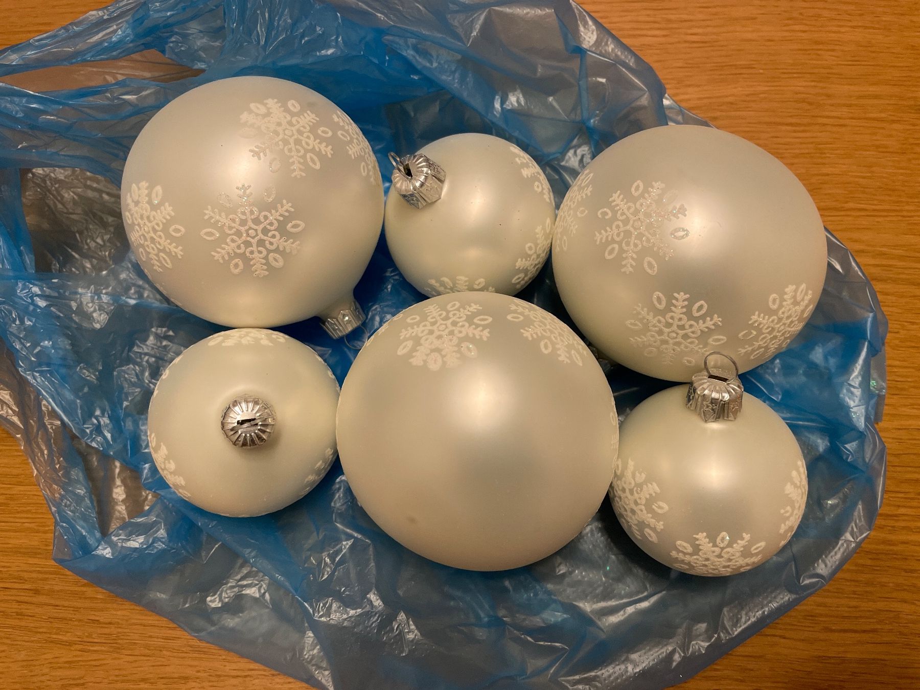 Tutte le decorazioni: 6 weisse Weihnachtskugeln mit Glitzersternen – Usato da Zürich venduto da spo_zxm7 1