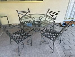 Gartengarnitur aus Schmiedeisen: Glastisch und 4 Stühle