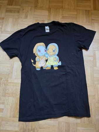Pokémon Schiggy & Glumanda T-Shirt Schwarz – Gr. M (Gildan)