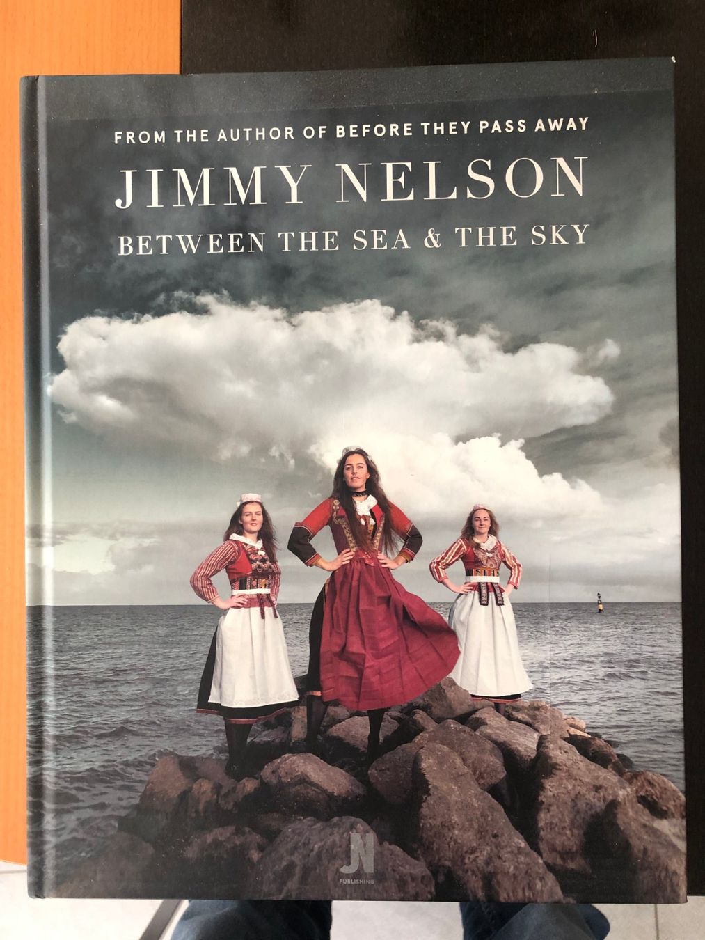 Bücher: Jimmy Nelson between the sea & the sky – Gebraucht aus Pfäffikon ZH von Waltoversand