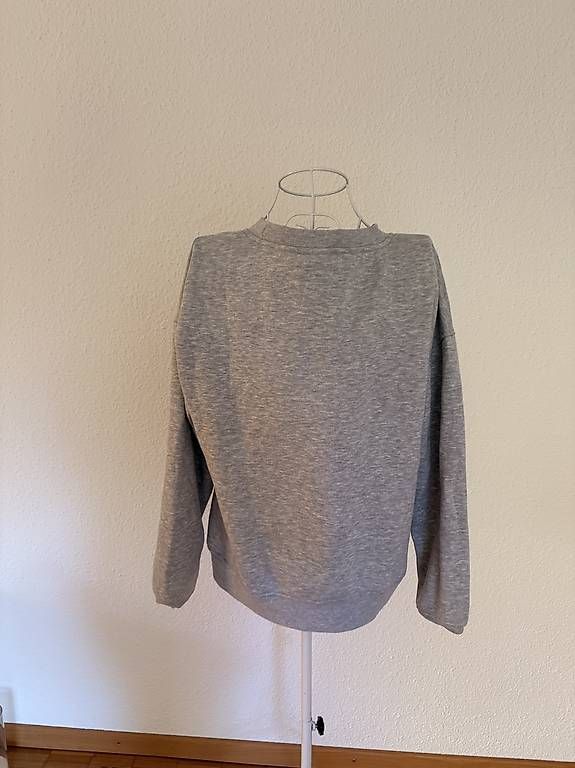 Pullover & Sweatshirts: Super flauschiger grauer Mickey Mouse Sweatshirt Größe S – Gebraucht aus Kriens von dajaxoxo 2