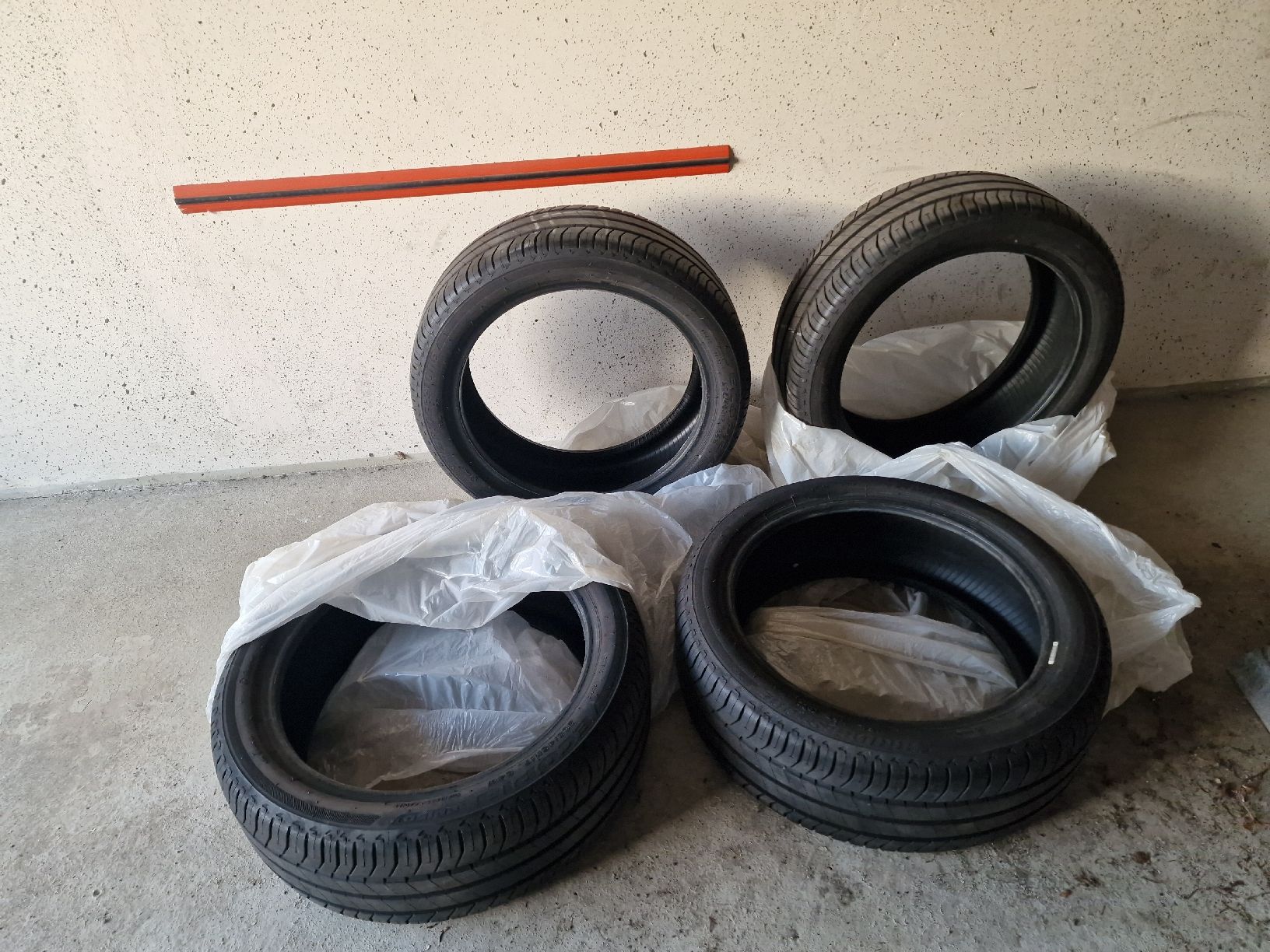 Pneumatici & Ruote complete: Bringstone 205/45/R17 – Nuovo (secondo la descrizione) da Moosleerau venduto da babynaz