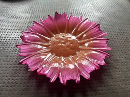 Une belle assiette en forme de fleur