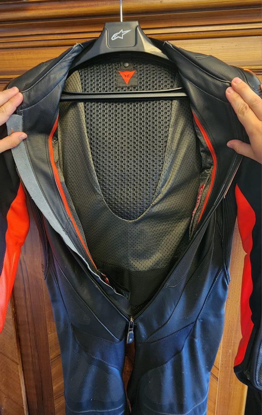 Dainese Costumes, combinaisons de sport et fonctionnelles: Dainese Laguna Seca 5 Einteiler Gr. 52 – D'occasion à Kaiserstuhl AG par ksu_2pww 2