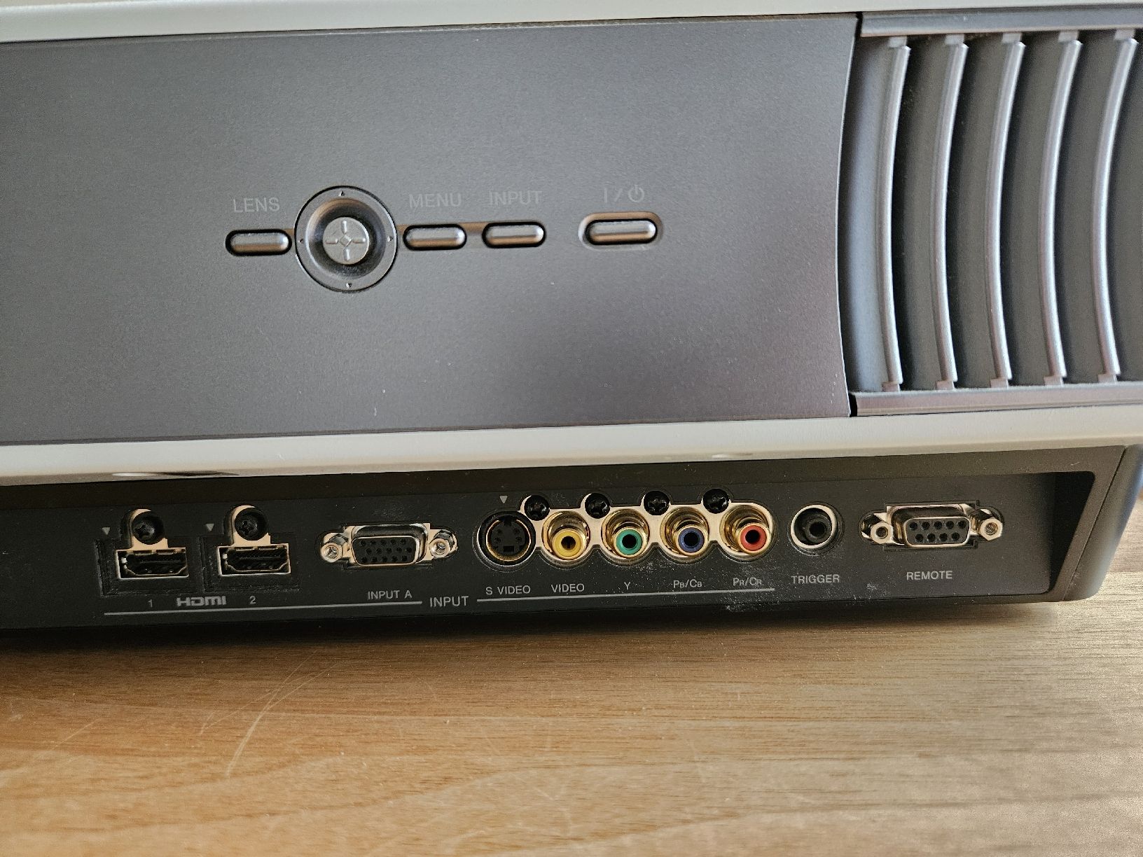 Sony Proiettori: Sony Full HD Beamer VPL-VW40 – Usato da Zürich venduto da Pazzenreich 4