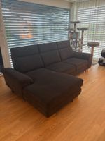Sofa in grau mit Ausziehfunktion und Stauraum