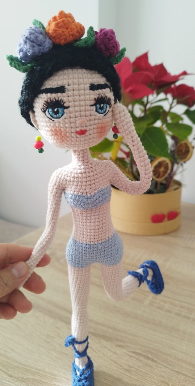 Bambole: Poupée Frida Kahlo crochetée à la main, pièce unique! – Nuovo e nell'imballaggio originale da Arnex-sur-Orbe venduto da can_97vn 6