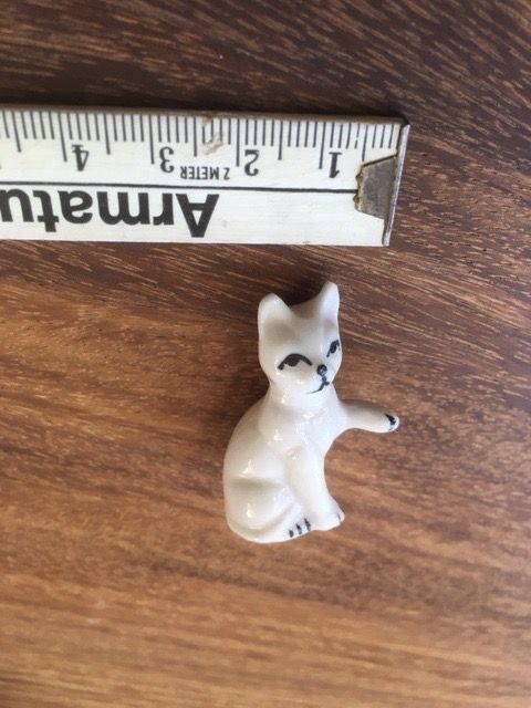 Figuren: Katzenfigur mit gehobener Pfote, Katze – Gebraucht aus Pfäffikon ZH von GZHDZV 1