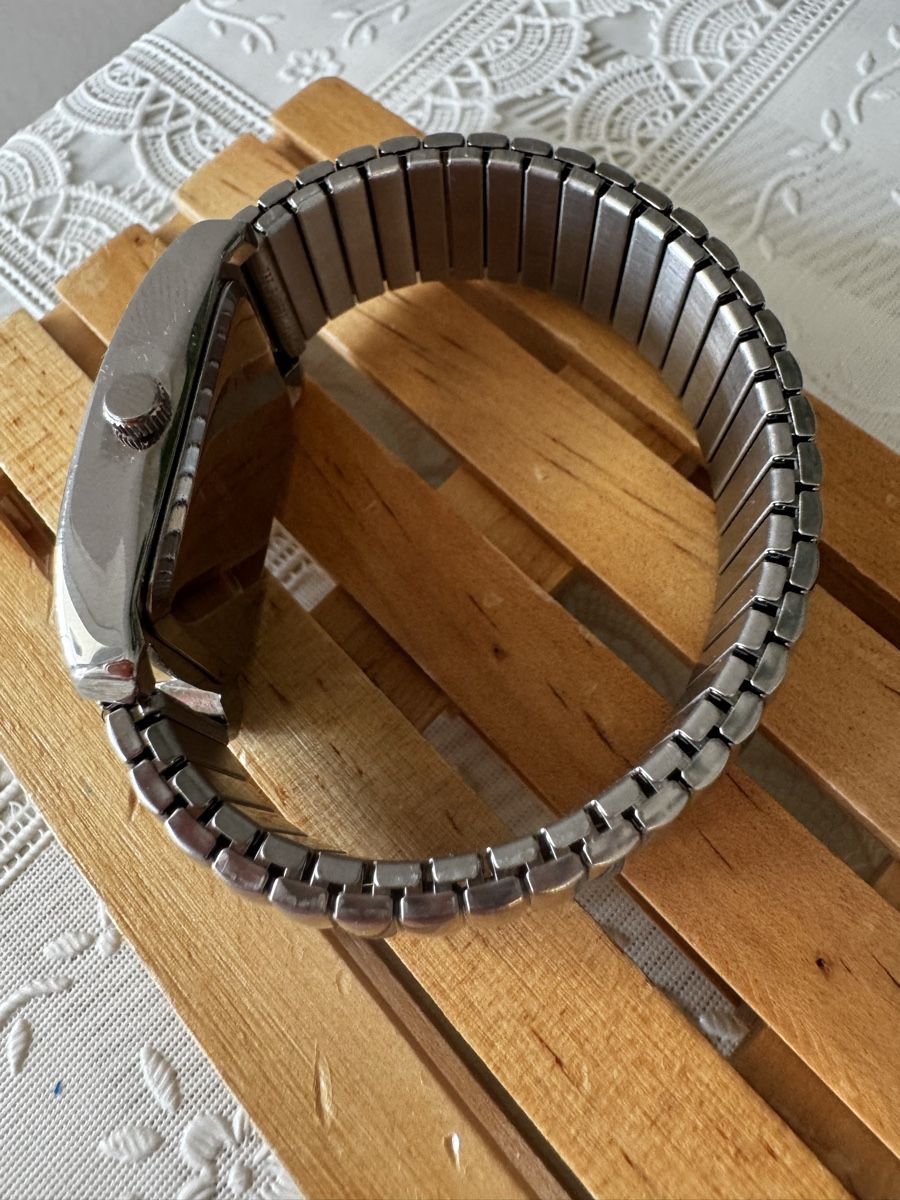 Montres: Xtime Quartz Watch Silver Rectangular Like New – D'occasion à Gerlafingen par naj_vj8s 6