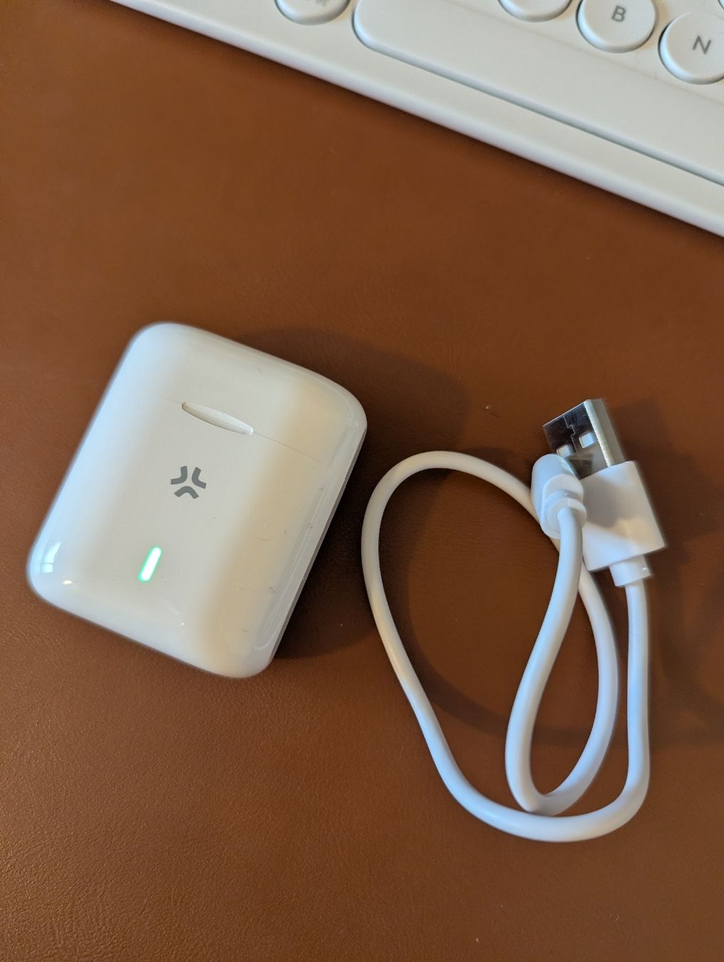 Cuffie: Wireless Earbuds - White - Charger Included – Usato da Schlieren venduto da maseam 3