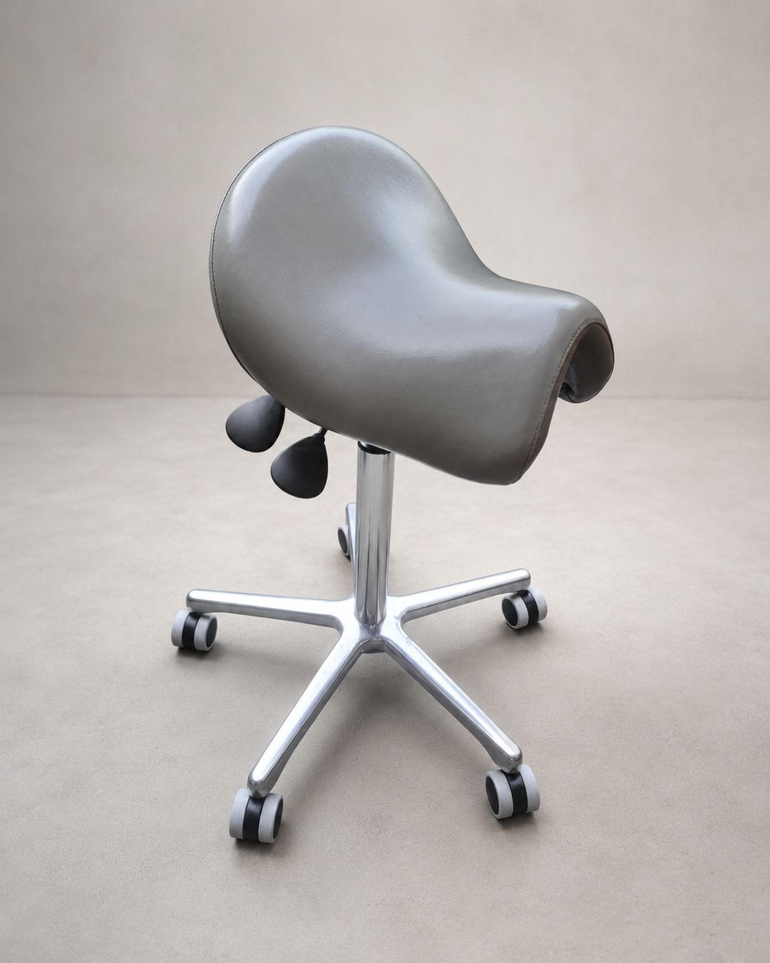 Sedie: Bambach Saddle Seat Sattelstuhl grau – Usato da Dachsen venduto da MacheSache 1